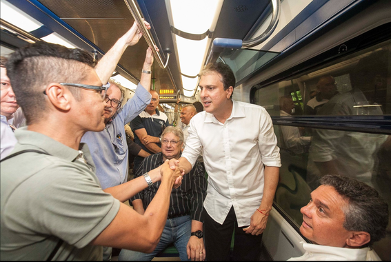 O governador Camilo Santana (PT) formalizou nesta segunda-feira (16) o funcionamento da estação Juscelino Kubitschek, a 19ª da Linha Sul do Metrofor. A estação JK terá percurso de metrô com duração aproximadamente 26 minutos até a estação Carlito Benevides (Pacatuba), 22 minutos até a estação Maracanaú (no centro do município) e nove minutos até a estação José de Alencar, no Centro. "Queremos completar todas as estações da Linha Sul, temos trabalhado para diminuir o tempo de viagem e também vamos nos empenhar para promover a integração entre metrô e ônibus", disse Camilo