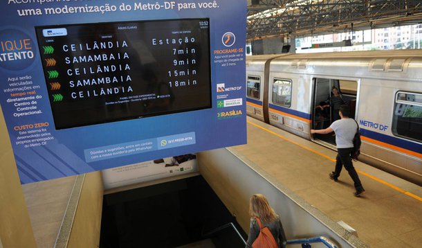 Em greve há 17 dias, o metrô do Distrito Federal funciona com todas as estações abertas para embarque e desembarque; o sistema voltou a operar, após cinco dias de paralisação total; cerca de 160 mil passageiros utilizam o transporte todos os dias