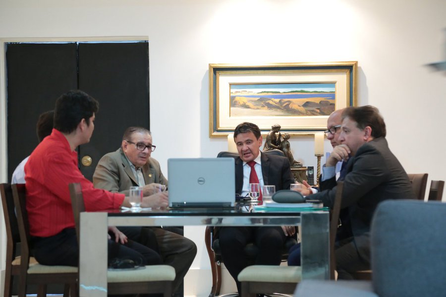 O executivo estadual pretende iniciar, ainda em 2017, uma nova etapa de obras no Porto de Luís Correia; o anúncio foi feito pelo governador Wellington Dias; a equipe da Secretaria dos Transportes está finalizando os últimos projetos necessários às intervenções, que contemplarão asfaltamento e a retroárea, que é uma área adjacente a um terminal portuário com a intenção de suprir suas necessidades de área de armazenagem do porto; as obras estão orçadas em R$ 28 milhões