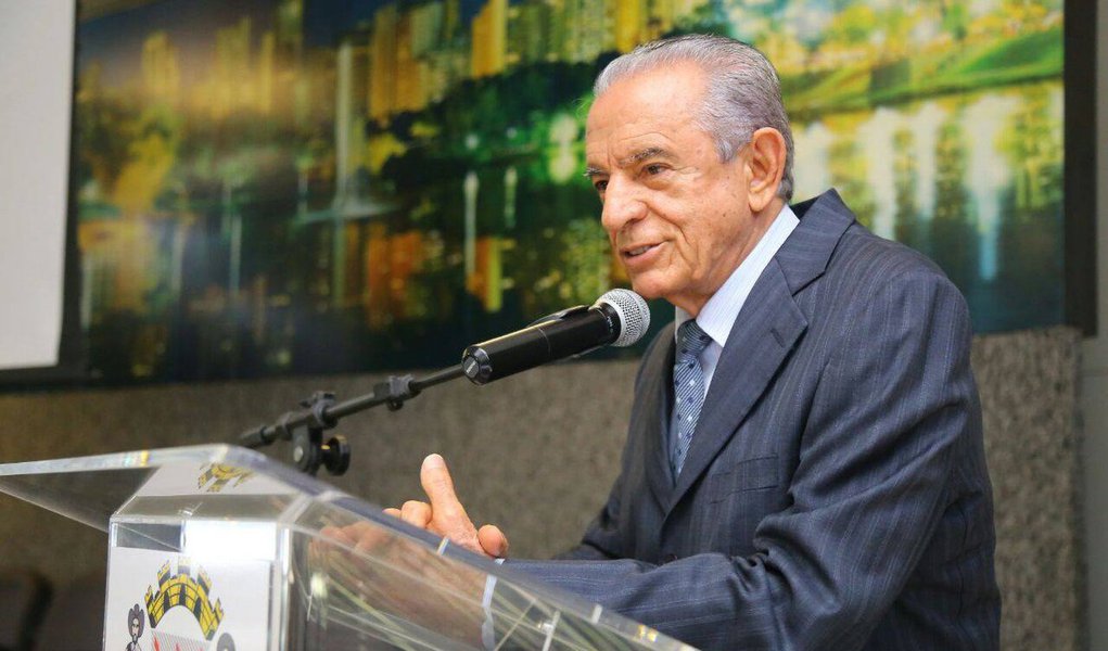 O ex-governador de Goiás e atual prefeito de Goiânia, Iris Rezende (PMDB), recebe nesta quinta-feira (30) o título de Cidadão Palmense pelos importantes serviços prestados à população tocantinense; autor da iniciativa, o vereador Diogo Fernandes (PSD), ressaltou o papel do gestor goiano para a emancipação do Tocantins; “Antes da criação do Tocantins, quando Iris Rezende era governador de Goiás, ele aplicou recursos para o norte goiano e abriu três mil quilômetros de estrada, que foram essenciais para o desenvolvimento de vários municípios do nosso Estado”, acrescentou; “Quando fui governador pela primeira vez, o Tocantins ainda fazia parte de Goiás. Hoje esse Estado é motivo de orgulho para o Brasil”, disse Rezende