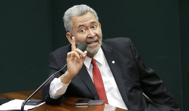Presidente da Comissão de Direitos Humanos e Minorias da Câmara dos Deputados (CDHM), o deputado federal Paulão (PT-AL) criticou a Operação “Esperança Equilibrista”, da Polícia Federal, realizada na UFMG; “Informo que oficiarei o ministro da Justiça para que nos responda os motivos que balizaram a Operação da PF e designei os deputados Patrus Ananias (PT-MG) e Padre João (PT-MG) para que acompanhem o caso em nome da CDHM”, anunciou o parlamentar