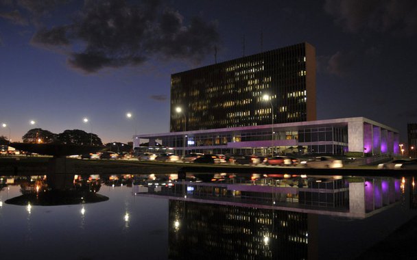O governador do Distrito Federal, Rodrigo Rollemberg, sancionou uma lei que muda as obrigações de transição entre um governo e outro; de acordo com o projeto, de autoria do deputado Raimundo Ribeiro (PPS), umas das principais mudanças é referente ao prazo para criar a comissão responsável por cuidar da “transferência de bastão”: ele passa de dois para cinco dias úteis, reunindo representantes do governo que sai e do que entra