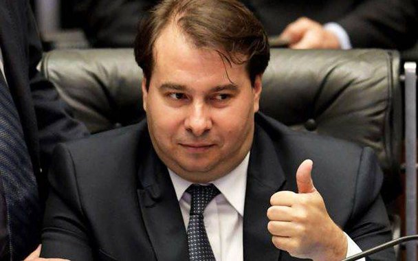 Globo, que patrocinou a ascensão de Michel Temer por meio de um golpe parlamentar e um ano depois pede sua renúncia, defendendo que o Congresso eleja seu substituto aposta, vê no presidente da Câmara, Rodrigo Maia (DEM) um eventual nome para a cadeira no pós-Temer; coluna de Lauro Jardim especula a situação do deputado; "Maia vem conversando com todo o espectro político. Ontem à noite, por exemplo, recebeu na residência oficial os petistas Carlos Zarattini e Vicente Cândido e Orlando Silva, do PCdoB, para uma longa conversa. Maia ficará em Brasília neste fim da semana", diz o colunista