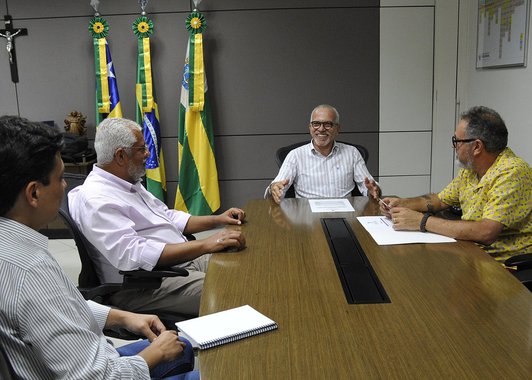 O prefeito Edvaldo Nogueira anunciou, em vídeo publicado nas redes sociais, que Aracaju voltará a ter a sua festa de Réveillon, na Orla da Atalaia; o evento será realizado em parceria com o Banco do Estado de Sergipe (Banese) e o Sindicato das Empresas de Transporte de Passageiros de Aracaju (Setransp); "Nesta tarde, dou uma boa notícia para os aracajuanos. Após conversar com o presidente do Banese, Fernando Mota, e após conseguir a participação e parceria das empresas que compõem o Setransp, anuncio que Aracaju terá réveillon. Como disse antes, só realizaríamos a festa se houvesse apoio e patrocínios. Com a parceria destes dois entes, realizaremos uma linda festa. Com alegria no coração e felicidade estampada nos lábios, confirmo a retomada do Réveillon de cidade"
