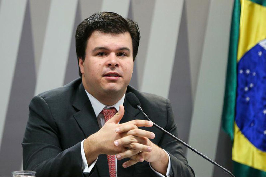 Membros do Diretório Nacional do PSB se reúnem desta segunda-feira (16) em Brasília, para deliberar sobre o processo disciplinar aberto em abril contra o ministro de Minas e Energia, Fernando Filho (PE); com filiação no PMDB marcada para março, Filho voltou para a Câmara dos Deputados com o objetivo de votar pela reforma trabalhista, contrariando a posição da legenda; sua ida para o PMDB, assim como a de seu pai, o senador Fernando Bezerra Coelho, provocou uma briga com o deputado federal Jarbas Vasconcelos e com o presidente estadual da sigla, Raul Henry; o caso foi parar na Justiça
