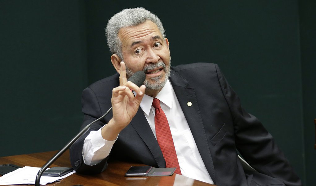 Presidente da Comissão de Direitos Humanos e Minorias da Câmara dos Deputados (CDHM), o deputado federal Paulão (PT-AL) criticou a Operação “Esperança Equilibrista”, da Polícia Federal, realizada na UFMG; “Informo que oficiarei o ministro da Justiça para que nos responda os motivos que balizaram a Operação da PF e designei os deputados Patrus Ananias (PT-MG) e Padre João (PT-MG) para que acompanhem o caso em nome da CDHM”, anunciou o parlamentar