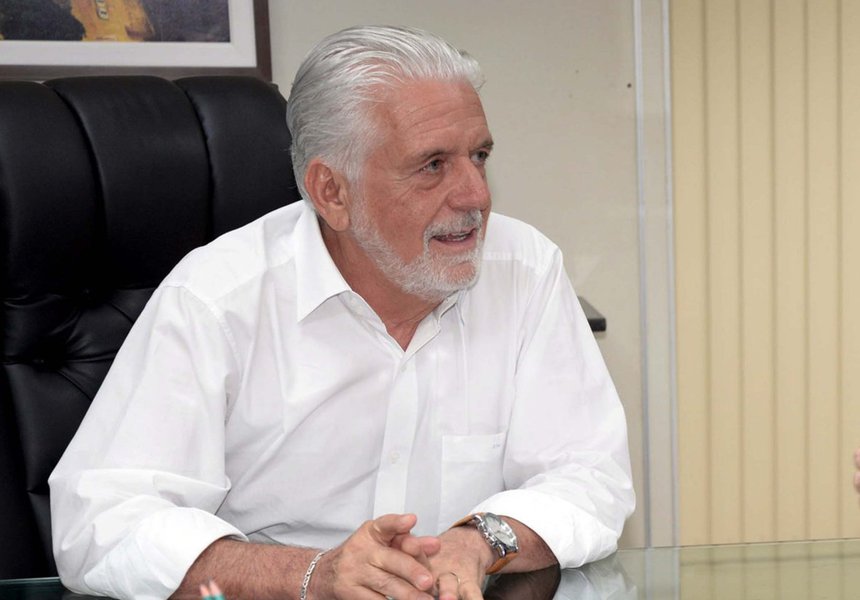 "Chance zero", diz o secretário de Desenvolvimento Econômico do Estado, Jaques Wagner, sobre a possibilidade de ele ser candidato a governador em 2018; movimento 'volta Wagner', se existe por parte de alguém, não vai prosperar, segundo o presidente do PT na Bahia, Everaldo Anunciação; além de negar qualquer possibilidade de o governador Rui Costa não ser candidato à reeleição, ele tem "certeza" de que a suposta movimentação foi "plantada" por alguém da base do prefeito ACM Neto; "Não existe nenhum entendimento dentro do PT nem dentro dos partidos aliados que não seja a candidatura de Rui Costa. Isso aí com certeza é coisa que alguém pensou enquanto passava na porta do Palácio Thomé de Souza (sede da prefeitura de Salvador). Isso deve ter partido do lado de lá", diz Everaldo