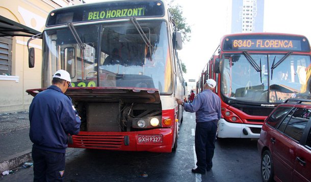 A Secretaria de Segurança Pública (Sesp) de Minas Gerais divulgou um balanço apontando que todos os dias cinco pessoas têm objetos pessoais retirados roubados dentro dos ônibus em Belo Horizonte; os dados foram apresentados com base nos casos oficialmente registrados nas polícias Civil e Militar; o Sindicato dos Trabalhadores Rodoviários de Belo Horizonte, a entidade trabalha com média mensal de 200 casos, o que representa seis por dia