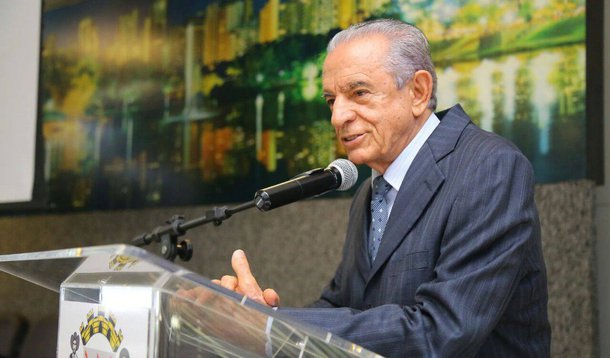 O ex-governador de Goiás e atual prefeito de Goiânia, Iris Rezende (PMDB), recebe nesta quinta-feira (30) o título de Cidadão Palmense pelos importantes serviços prestados à população tocantinense; autor da iniciativa, o vereador Diogo Fernandes (PSD), ressaltou o papel do gestor goiano para a emancipação do Tocantins; “Antes da criação do Tocantins, quando Iris Rezende era governador de Goiás, ele aplicou recursos para o norte goiano e abriu três mil quilômetros de estrada, que foram essenciais para o desenvolvimento de vários municípios do nosso Estado”, acrescentou; “Quando fui governador pela primeira vez, o Tocantins ainda fazia parte de Goiás. Hoje esse Estado é motivo de orgulho para o Brasil”, disse Rezende