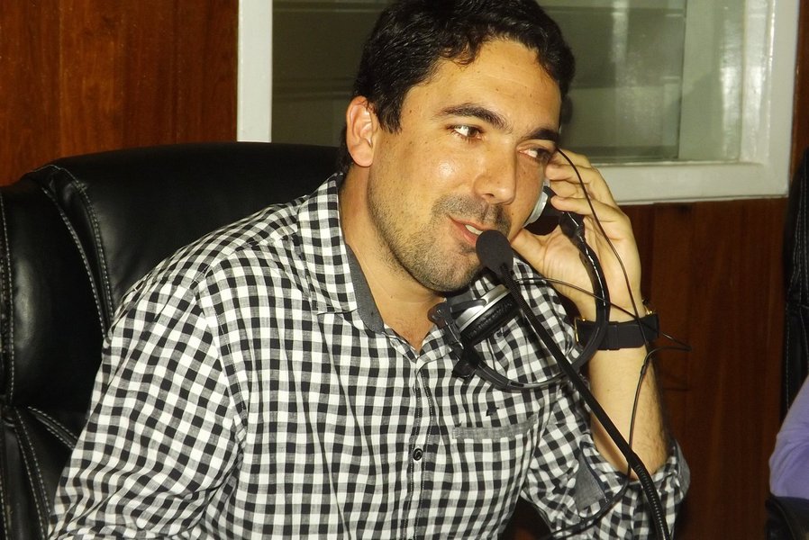 O Ministério Público do Estado da Bahia apresentou ao Tribunal de Justiça uma ação civil pública pedindo 'afastamento imediato' do prefeito de Madre de Deus, Jefferson Andrade (DEM); ele é acusado com mais quatro pessoas de participar de um "esquema de enriquecimento ilícito perpetrado na Câmara Municipal nos anos de 2011 e 2012"; além de Jefferson Andrade, que na época era vereador, foram denunciados os então vereadores Anselmo Duarte Ambrozzi (ainda é vereador); Jibson Coutinho de Jesus, atual secretário municipal; Adailton Cosme dos Santos, atual chefe de gabinete da presidência da Câmara e Tânia Mara Pitangueira de Jesus, assessora especial da prefeitura de Madre de Deus