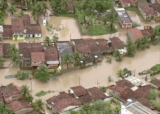 Pernambuco registrou mais uma morte por causa das chuvas que caíram neste fim de semana no estado; um menino de três anos se afogou num barreiro perto de sua casa; com isso, subiu para três o número de mortos; no domingo (28), um casal morreu soterrado em Lagoa dos Gatos; segundo a Coordenadoria de Defesa Civil do Estado de Pernambuco (Codecipe), há 27 mil desabrigados e desalojados na Zona da Mata Sul e Agreste pernambucano
 