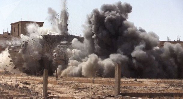 Pelo menos 50 pessoas morreram nas últimas 36 horas em ataques aéreos e de artilharia no leste da província de Deir ez Zor, na Síria, desde que o grupo terrorista Estado Islâmico recuperou seu último reduto no país árabe em uma contraofensiva; Observatório Sírio de Direitos Humanos (OSDH) informou neste domingo que metade dos mortos é formada por menores de idade, vitimados por ataques "de vingança" das forças governamentais e de seus aliados nos arredores da cidade de Al Bukamal, que o Estado Islâmico conseguiu recuperar das mãos de seus rivais ontem