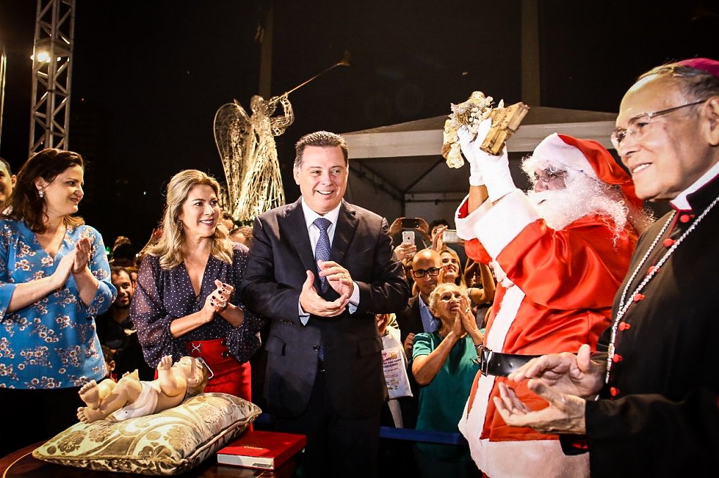 Em quatro mandatos à frente do Governo de Goiás, o governador Marconi Perillo completa neste Natal de 2017 a marca dos 15 milhões de brinquedos entregues a crianças de famílias de menor renda no Estado; o Show de Natal e as atividades relacionadas à data no mês de dezembro foram idealizados por Marconi e Valéria, ainda no primeiro ano da primeira gestão; só nas administrações de Marconi, já foram mais de 15 milhões de presentes entregues diretamente às crianças em todos os 246 municípios goianos; número mostra-se expressivo na medida em que se estabelece um paralelo entre o volume de presentes com a população total do Estado, hoje em torno de de 6,5 milhões de pessoas