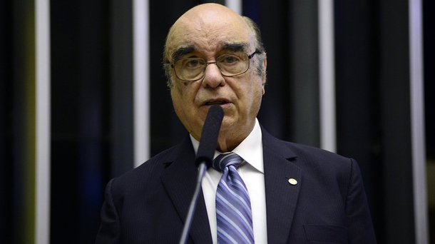 O deputado federal Bonifácio de Andrada (PSDB-MG), anunciado como relator da denúncia contra Michel Temer na Câmara, recebeu R$ 8 milhões em emendas impositivas em junho e julho deste ano. O período coincide com as datas de tramitação da primeira denúncia contra Temer na Câmara. A época foi também a de maior autorização de empenhos de emendas para os parlamentares; em publicações nas redes sociais, Andrada já afirmou que críticas a Temer eram "desrespeitosas e sem concordância real com os fatos, visando prejudicar a imagem do Presidente da República"