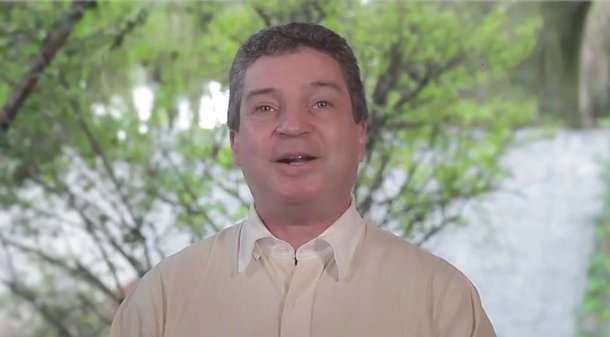 Nota assinada pelo presidente do diretório estadual do PT em Alagoas, Ricardo Barbosa, diz que o partido decidiu encerrar e se retirar das discussões para assumir cargos no governo de Alagoas; o partido sugeriu, desde o início das negociações, um espaço equivalente ao tamanho e peso do partido – que poderia ser a Secretaria de Educação, ocupada pelo vice-governador Luciano Barbosa, mas não conseguiu; no entanto, os petistas não vão abandonar o trabalho de construção de uma aliança com o PMDB de Alagoas visando 2018