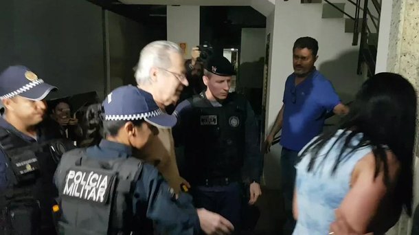 O ex-ministro José Dirceu, liberado da prisão por decisão do STF, foi recebido com agressões fascistas em sua chegada a Brasília, onde vai morar; dezenas de manifestantes protestavam agressivamente em frente ao prédio do petista e chegaram a provocar tumulto; quando Dirceu saía do carro em direção ao elevador do prédio, houve uma tentativa generalizada de agressão física contra ele, que tem 71 anos; a polícia precisou conter os manifestantes; um cabo da PM jogou uma bomba de gás para que a multidão desse passagem ao carro, que foi alvo de chutes na lataria; ; Gilmar Mendes, que o soltou, também foi alvo de agressões fascistas em Brasília