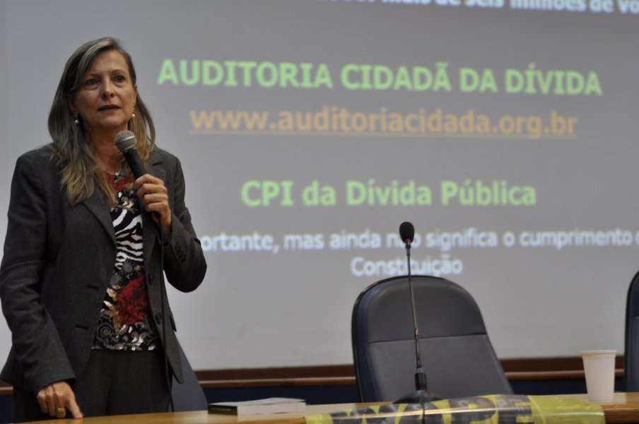  Em um vídeo divulgado nesta segunda-feira, 13, pelo deputado federal Paulo Pimenta (PT-RS) em suas redes sociais, a auditora aposentada da Receita Federal e fundadora do movimento Auditoria Cidadã da Dívida, Maria Lucia Fattorelli, desmistifica o argumento do governo de Michel Temer de que existe um deficit na Previdência Social do País; ela explica as diversas fontes de financiamento da Seguridade Social previstas na Constituição e como essas receitas foram sendo retiradas da Previdência 
