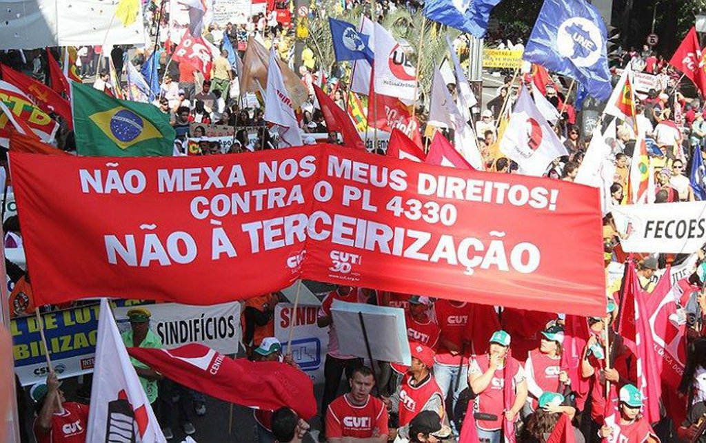 Na sede da UGT, em Porto Alegre, a CUT-RS e centrais sindicais se uniram para preparar a greve geral de 28 de abril no Rio Grande do Sul contra as reformas da Previdência, Trabalhista, a Terceirização e por nenhum direito a menos; após debates, foi aprovado por consenso uma agenda de mobilização para “criar um clima” de greve geral nos trabalhadores e na sociedade, a fim de fazer uma paralisação histórica contra os ataques do governo Temer; haverá também reuniões com setores estratégicos, como o transporte, mas foi ressaltado que todos os ramos de atividade são fundamentais e imprescindíveis para o sucesso da mobilização