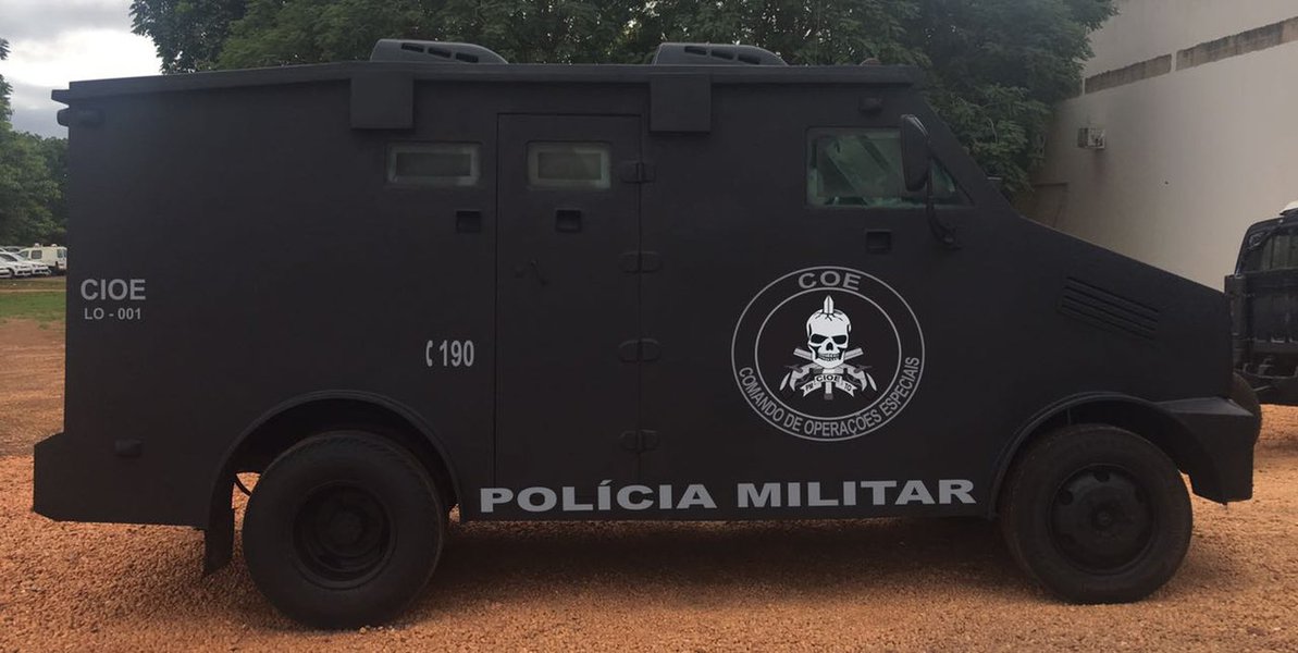 O governador do Tocantins, Marcelo Miranda, entrega à Polícia Militar equipamentos e um carro blindado, este doado por uma empresa de transporte de valores; no evento, também serão entregues medalhas honrosas a policiais militares e autoridades civis; os benefícios irão atender os Batalhões da Polícia Militar Rodoviário e de Divisas (BPMRED) e o de Choque; são mais de 12 mil itens, oriundos de convênio entre a Polícia Militar, a Agência Tocantinense de Transportes e Obras (Ageto), e de parceria com a Secretaria Nacional de Segurança Pública
