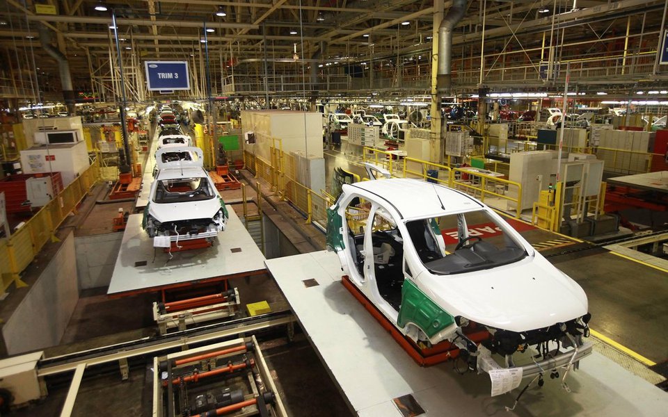 Produção industrial em julho teve alta em metade dos lugares pesquisados pelo IBGE e a Bahia e a Região Nordeste tiveram os melhores desempenho no mês, 7,2% e de 3,2%, respectivamente; apesar do resultado da indústria baiana, o Estado que acumula as maiores retrações na produção industrial em 2017 e em 12 meses; de janeiro a julho, a produção da indústria baiana registrou queda de 5,2%, e, de agosto de 2016 a julho de 2017, a queda soma 6,4%; em julho, a indústria brasileira teve uma alta de 0,8% na produção, em relação a junho