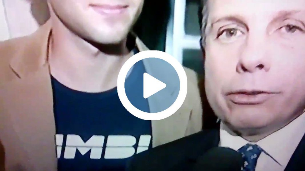 Integrante do Movimento Brasil Livre (MBL) aparece em vídeo escoltando o prefeito de São Paulo, João Doria (PSDB), no momento em que ele entrava na Câmara Municipal de Salvador, onde o tucano recebeu ontem o título de cidadão soteropolitano; foi no mesmo evento que Doria foi recebido por uma calorosa chuva de ovos pelos soteropolitanos, em companhia do prefeito ACM Neto (DEM)