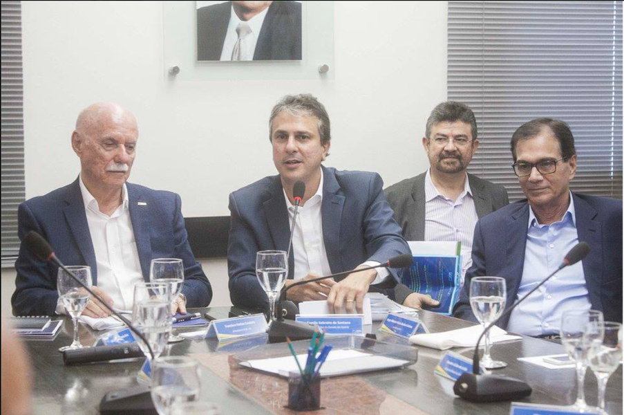 O primeiro deles é o Refis, que permite a renegociação do Imposto sobre Circulação de Mercadorias e Serviços (ICMS) do comércio e da indústria; e o segundo é o Projeto de Lei que fará 49 modificações na legislação tributária. "Estamos trabalhando para que as atividades econômicas do Ceará possam ser retomadas. Além de diminuir a burocracia, vai permitir que o comércio possa ter fôlego para investir, ampliar os negócios", disse o governador Camilo Santana (PT). Os Projetos de Lei serão encaminhados à Assembleia Legislativa para aprovação.