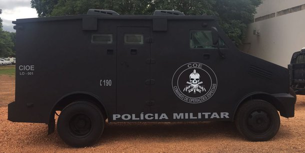 O governador do Tocantins, Marcelo Miranda, entrega à Polícia Militar equipamentos e um carro blindado, este doado por uma empresa de transporte de valores; no evento, também serão entregues medalhas honrosas a policiais militares e autoridades civis; os benefícios irão atender os Batalhões da Polícia Militar Rodoviário e de Divisas (BPMRED) e o de Choque; são mais de 12 mil itens, oriundos de convênio entre a Polícia Militar, a Agência Tocantinense de Transportes e Obras (Ageto), e de parceria com a Secretaria Nacional de Segurança Pública