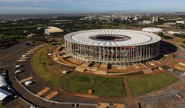 Com vários motivos para passar a gestão do Estádio Mané Garrincha para a iniciativa privada, a Agência de Desenvolvimento do Distrito Federal (Terracap) tem mais uma causa que pode ser um entrave para atingir esse objetivo: o seguro contratual está em xeque; de acordo com apuração do Metropoles, os reparos no estádio ultrapassam os R$ 10 milhões, e os itens do seguro contratual têm validades que variam entre seis meses e cinco anos, mas a Terracap, em situação financeira complicada, precisa de cautela para desembolsar dinheiro