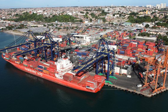 Impulsionadas pelo volume embarcado de soja e derivados (439,8 mil toneladas, o maior desde 2015), as exportações baianas fecharam o mês de julho em US$ 684,7 milhões, com incremento de 26% em relação a julho de 2016 e de 8,7% em relação a junho último; maior demanda por soja por parte da China, responsável por 60% dos embarques em julho aliado ao aumento da safra estadual, estimada em 5,2 milhões de toneladas – aumento de 62,8% em relação ao ano anterior, deve contribuir para exportações recordes para o produto esse ano; até julho, as vendas externas do complexo soja (grão, farelo e óleo) somam 2,18 milhões de toneladas, o que já se configura volume recorde para o período