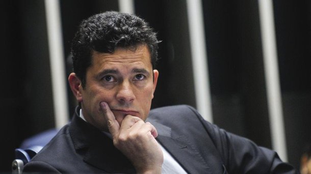 Jornalista Kiko Nogueira, editor do Diário do Centro do Mundo (DCM) comentou a pesquisa do instituto Ipsos, divulgada neste domingo, 24, que mostra a alta na desaprovação do juiz federal Sérgio Moro, de 37% para 45%, pela população brasileira; segundo Nogueira, o prazo de validade de Moro "expirou". "Fica claro o recado: o Brasil real cansou de Moro. O sucesso da caravana de Lula e sua ascensão nas sondagens eleitorais são um atestado de que a perseguição não deu o resultado esperado. O jeito vai ser um tapetão", diz o jornalista