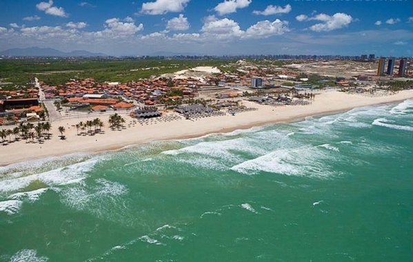 O Tribunal Regional Federal da 5ª Região – TRF5, em Recife, deu parcial provimento, hoje (5), aos recursos do Ministério Público Federal - MPF e da União para determinar a desocupação, demolição e remoção das barracas da Praia do Futuro que não tem autorização da Secretaria de Patrimônio da União - SPU, no prazo máximo de dois anos. A atual gestão da Prefeitura de Fortaleza e a Câmara Municipal são contra essa retirada. As barracas fazem parte do lazer da população, além de estarem inseridas na cadeia do turismo. A Associação dos Barraqueiros deve recorrer da decisão 