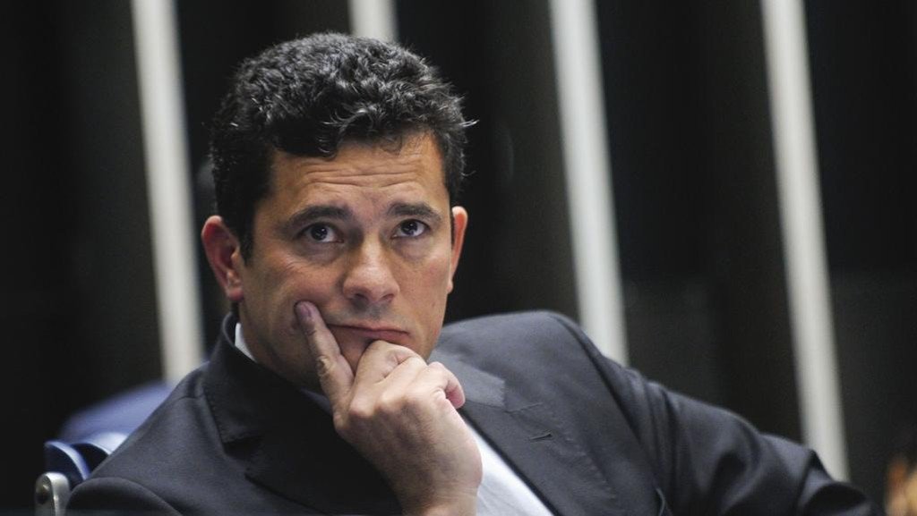 Jornalista Kiko Nogueira, editor do Diário do Centro do Mundo (DCM) comentou a pesquisa do instituto Ipsos, divulgada neste domingo, 24, que mostra a alta na desaprovação do juiz federal Sérgio Moro, de 37% para 45%, pela população brasileira; segundo Nogueira, o prazo de validade de Moro "expirou". "Fica claro o recado: o Brasil real cansou de Moro. O sucesso da caravana de Lula e sua ascensão nas sondagens eleitorais são um atestado de que a perseguição não deu o resultado esperado. O jeito vai ser um tapetão", diz o jornalista