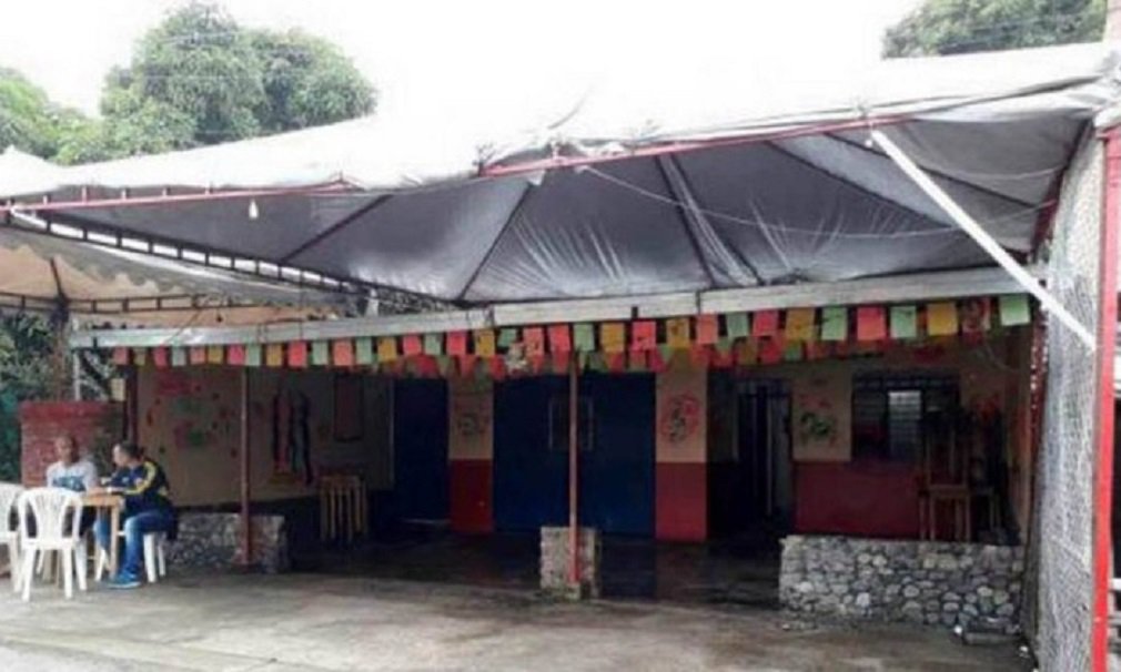 Pelo menos 36 pessoas ficaram feridas, duas em estado grave, na explosão de uma granada em uma boate na madrugada deste domingo, na cidade colombiana de San Pedro; a governadora do departamento de Valle del Cauca — onde fica a cidade —, Dilian Francisca Toro, disse à imprensa local que a polícia já iniciou uma investigação sobre o caso. As primeiras versões indicam que o explosivo foi detonado dentro da casa noturna