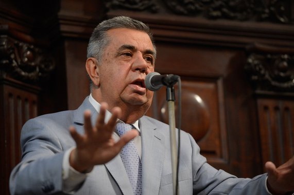 O Ministério Público Federal pediu ao TRF2 o bloqueio de R$ 154,46 milhões do presidente da Assembleia Legislativa do Rio (Alerj), deputado Jorge Picciani (PMDB), e do filho dele Felipe Picciani, alvos da Operação Cadeia Velha, desdobramento da Lava Jato; Picciani foi levado a depor e Felipe foi preso pela PF; o MPF também quer que o bloqueio atinja as empresas da família Picciani; a Justiça investiga o uso da presidência da Alerj e outros postos da Casa para a prática de corrupção, lavagem de dinheiro, associação criminosa e evasão de divisas