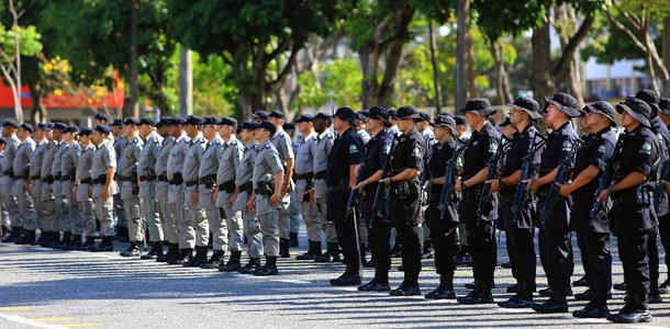 Os aprovados do concurso público para cadetes e soldados de 3.ª Classe da Polícia Militar serão apresentados nesta terça-feira, às 19h; governador Marconi Perillo, o vice-governador José Eliton, o secretário da Secretaria de Segurança Pública e Administração Penitenciária (SSPAP), Ricardo Balestreri, o secretário de Gestão e Planejamento, Joaquim Mesquita, o comandante-geral da PM, coronel Divino Alves, entre outras autoridades, participam da cerimônia, que será realizada no Estádio Pedro Ludovico Teixeira (Olímpico), na Avenida Paranaíba, Centro de Goiânia