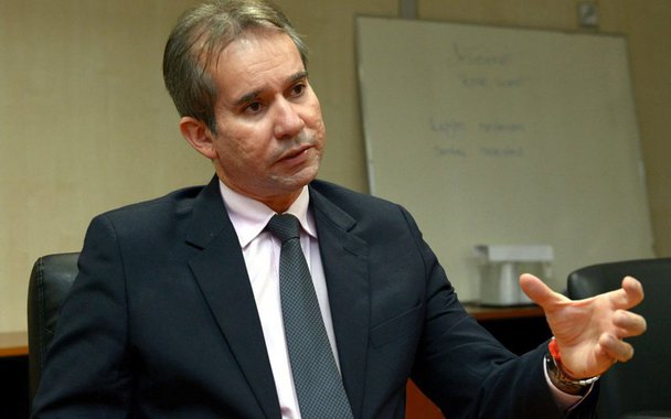 Depois de apontar queda de investimentos em estados, como o Rio de Janeiro, uma reportagem do Valor Econômico aponta que no Maranhão a situação financeira é diferente; há recursos disponíveis para garantir elevação de investimentos este ano, diz o secretário de Fazenda, Marcellus Ribeiro Alves; de acordo com os relatórios, os investimentos no estado aumentaram 17,9% de janeiro a junho na comparação com o mesmo período de 2016; o titular da pasta afirmou que R$ 1,5 bilhão em investimentos estão programados para este ano