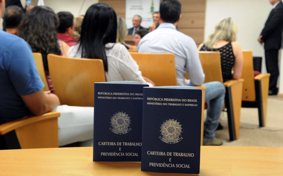 Os dados da Pesquisa Nacional por Amostra de Domicílio Contínua (Pnad) para os meses de abril a junho mostraram recuo no número de desocupados em Goiás; no segundo trimestre do ano, o estado registrou uma taxa de desocupação de 11%, queda de 1,7 ponto percentual em relação ao primeiro trimestre de 2017; esse resultado coloca Goiás com oitava menor taxa entre os estados brasileiros. Santa Catarina está em primeiro lugar com 7,5% de desocupação; Pernambuco tem a maior, 18,8%; o número de desocupados no Brasil perfazem 13% da população com 14 anos ou mais de idade