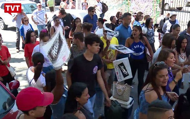 Jovens fazem protesto em Santos e preparam nova onda de ocupações, caso Alckmin mantenha a intenção de fechar unidades escolares em Santos e Guarujá em 2018