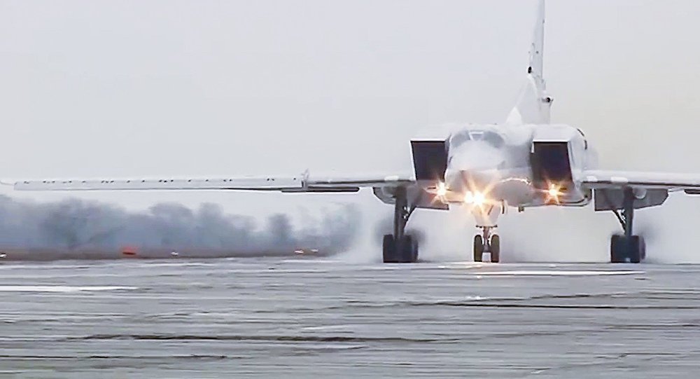 Seis bombardeiros de longo alcance Tu-22M3 atacaram as posições do Daesh na província de Deir ez-Zor, no leste da Síria neste domingo (26); ataque semelhante foi realizado no sábado (25), quando aviões decolaram de aeródromos localizados na Rússia e atuaram protegidos por vários caças que saíram da base aérea em Hmeymim, na Síria