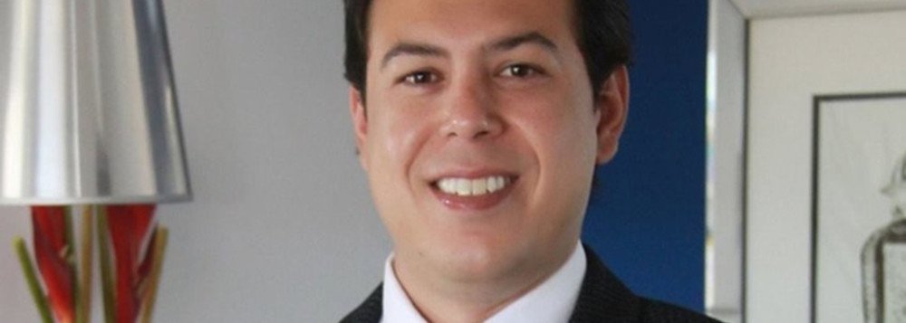 Acusado de ser o mandante do assassinato do empresário Wenceslau Leobas, falecido em Porto Nacional em 14 de fevereiro de 2016, o empresário Eduardo Augusto Pereira, de 39 anos, se entregou em Palmas, acompanhado do advogado de defesa e da esposa; “O Eduardo é réu primário, reafirma a sua inocência e se entrega hoje confiante na justiça, no Ministério Público e nas instituições, na esperança que possam garantir a sua integridade física, uma vez que o sistema prisional do Tocantins e em todo Brasil está sobrecarregado”, disse advogado Paulo Roberto