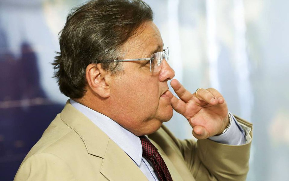 Ex-ministro da Secretaria de Governo Geddel Vieira Lima, apontado pelo empresário Joesley Batista ao Ministério Público Federal como o elo com Michel Temer, tem ser preso a qualquer momento; reportagem da revista Veja deste fim de semana mostra que Geddel tem pedido a quem chega para lhe visitar que deixe o celular desligado e a distância por medo de grampos. "Recolhido em seu apartamento com vista privilegiada de Salvador, o ex-ministro chora copiosamente no ombro dos poucos amigos com quem ainda conversa. Também tem abusado do uso de álcool", diz o texto