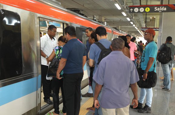 Com uma semana do início da operação de quatro novas estações do metrô de Salvador, o número de passageiros do sistema teve um aumento de 25%; em dias úteis, a média de pessoas circulando pelas Linhas 1 e 2 passou de 92 mil para 115 mil; a expectativa do governo do Estado é de que esse número cresça nas próximas semanas, especialmente em razão do avanço do modal pela avenida Paralela, com as estações Pernambués, Imbuí, CAB e Pituaçu