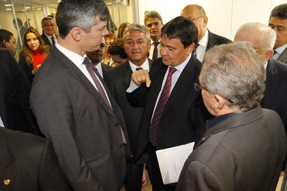 O governador Wellington Dias reuniu-se, em Brasília, com o ministro do Planejamento, Dyogo Oliveira, e com a bancada do Piauí no Congresso Nacional com o objetivo de debater soluções para a BR-135; no encontro, foi acertado compromisso para liberação de recursos para o início das obras de alargamento da rodovia; com o alargamento, a BR-135 terá 190 km, com 7 metros de pista de rolamento e 2,5 metros de acostamento