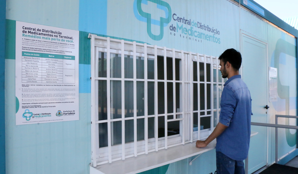 O Terminal Lagoa recebe, nesta terça-feira (14), a quarta Central de Distribuição de Medicamentos, que será entregue pelo prefeito Roberto Cláudio (PDT). O equipamento funciona como apoio às farmácias dos postos de saúde e tem como propósito reforçar o abastecimento dos 84 medicamentos prioritários disponível na rede de Atenção Primária de Fortaleza