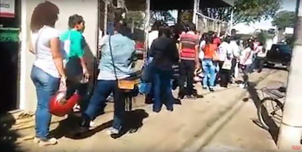 Fila imensa na cidade de Naviraí, Mato Grosso do Sul, atendia ao anúncio de uma empresa que abrira 15  vagas para "pessoas jovens", mostra o blogueiro Eduardo Guimarães; "Boa parte das pessoas nessa fila bateram panela para derrubar Dilma Rousseff achando que a situação melhoraria se ela caísse", diz ele, com base no relato de um leitor