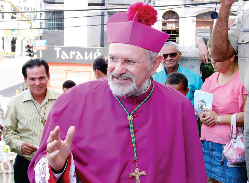 Seguindo a recomendação da Conferência Nacional dos Bispos do Brasil (CNBB), a Arquidiocese de Maceió vai apoiar, na capital, a greve geral dos trabalhadores, marcada para acontecer na sexta-feira (28); "O arcebispo chama para a luta por um Brasil melhor e contra a maneira de se fazer reformas. Como todo cidadão, além de um bom cristão, é preciso reivindicar nossos direitos", publicou, através de nota, o Arcebispo Dom Antônio Muniz