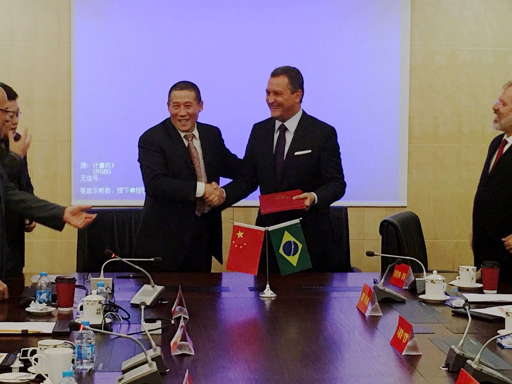 O governador Rui Costa começa esta semana a terceira missão internacional ao desembarcar na cidade de Kiev, capital da Ucrânia, nesta segunda-feira (28); ele vai assinar o termo de compromisso com a empresa Indar para que a Bahiafarma forneça insulina no Brasil e construa uma fábrica para produzir o medicamento na Bahia; Rui também estará na China para dar continuidade às negociações do Porto Sul e da Ferrovia de Integração Oeste-Leste (Fiol); haverá, ainda, a assinatura do memorando para construção da ponte que vai ligar Salvador à Ilha de Itaparica