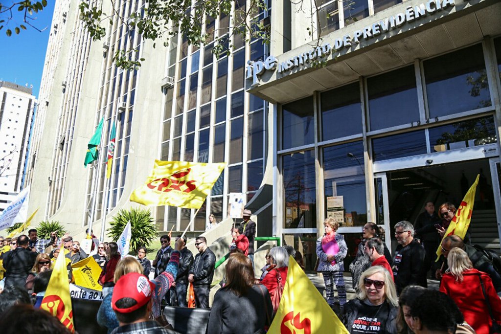 Dezenas de servidores estaduais se reuniram em um protesto em frente à sede do Instituto de Previdência do Rio Grande do Sul – IPERGS, contra a decisão governamental de dividí-lo em duas autarquias, uma para a saúde e outra para a previdência; a categoria alega que não houve qualquer tentativa de debate por parte do governo de José Ivo Sartori (PMDB); presidente do Cpers, Helenir Aguiar Schürer. “Já cansamos de defender o IPE e vamos continuar em nossa defesa intransigente”; sindicalista afirmou não admitir qualquer mudança que não passe por uma discussão com os “verdadeiros donos, que somos nós, os servidores públicos”
 
