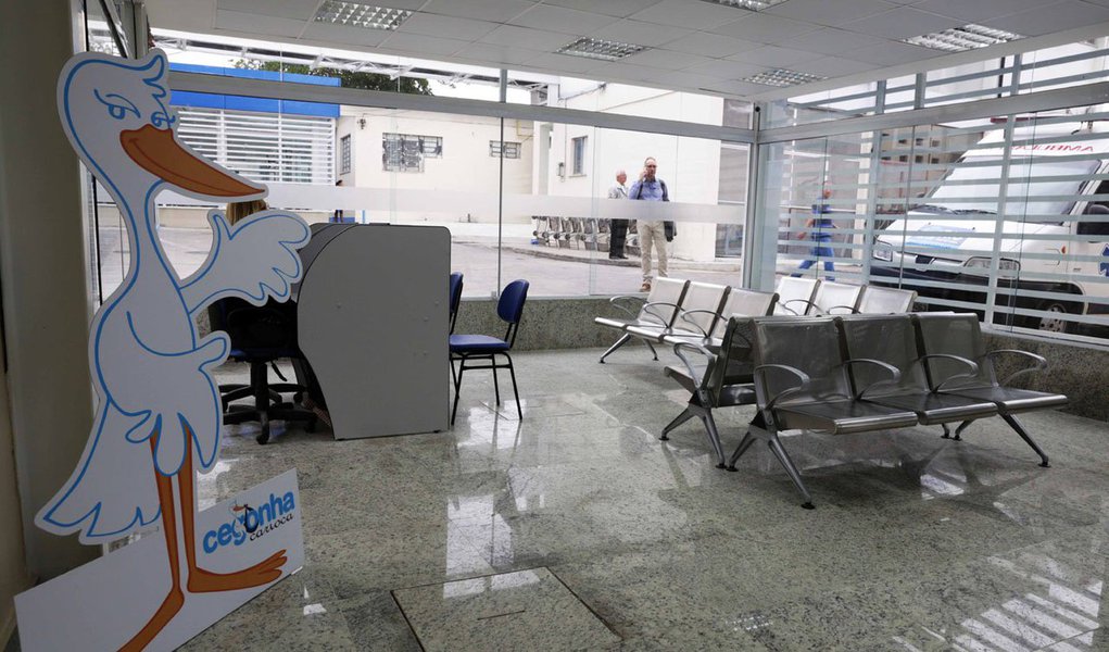 Os hospitais da rede municipal na Zona Oeste da cidade do Rio de Janeiro têm sofrido com falta de profissionais, insumos e até limpeza; o Hospital Rocha Faria, em Campo Grande, por exemplo, não tinha servido de maternidade neste domingo (3); além da falta de remédios e material hospitalar o funcionário não tem comida.