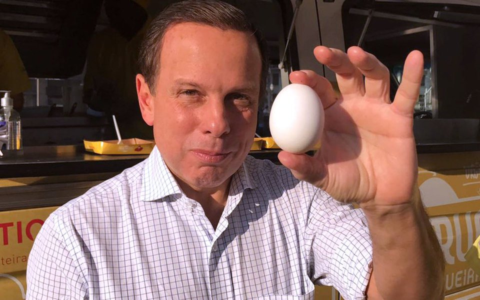 Jornal diz que o discurso anti-Lula do prefeito de São Paulo subiu no telhado e “dá sinais de esgotamento” nas redes sociais; o Globo analisou a queda do engajamento de João Doria no Facebook, bem como dos demais presidenciáveis; mas a decadência do tucano chama mais a atenção; ele cai de 424 mil interações em fevereiro deste ano para míseras 46 mil em 27 de julho último, ou seja, perdeu 74% dos compartilhamentos no período de cinco meses